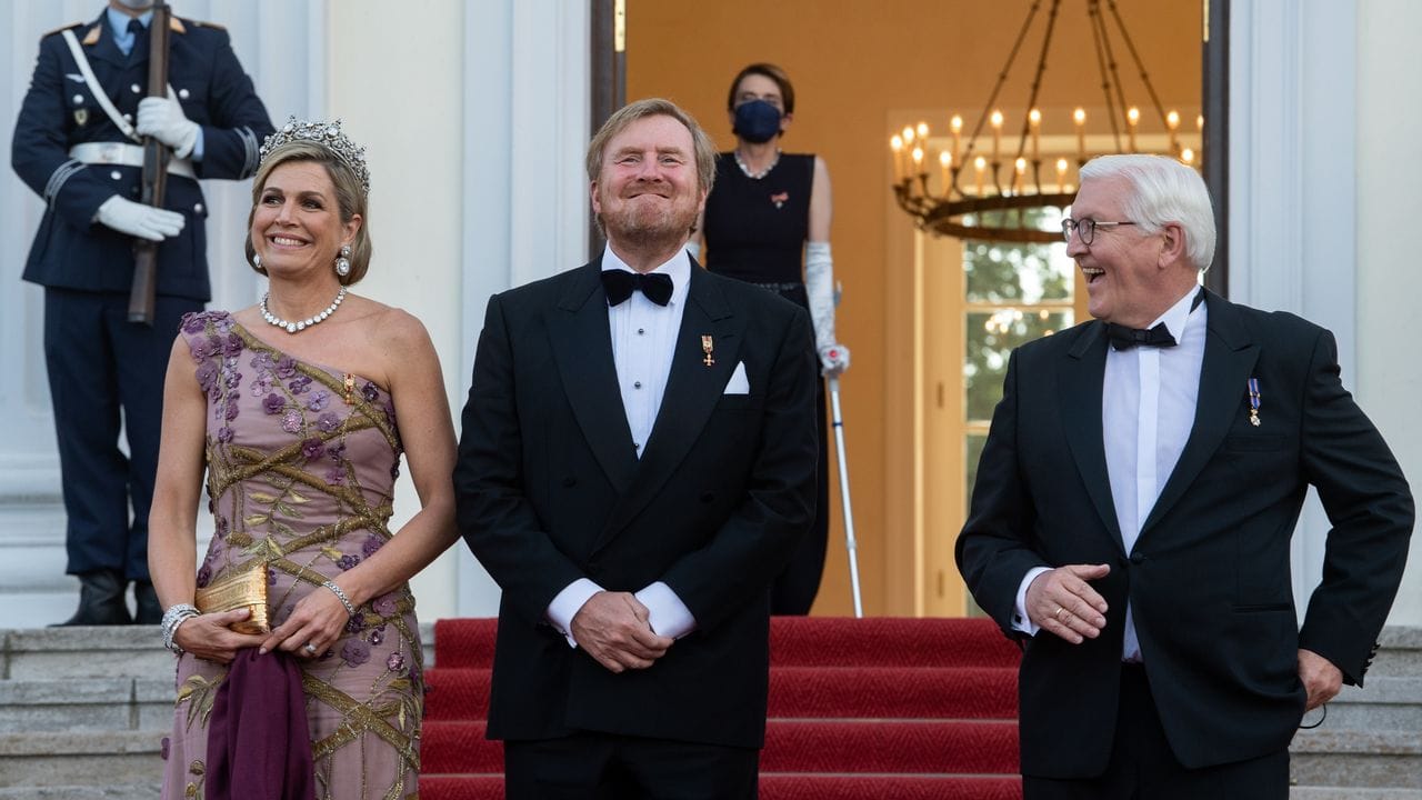 Frank-Walter Steinmeier (r) begrüßt König Willem-Alexander und Königin Máxima vor dem Schloss Bellevue zu einem Staatsbankett. Frank-Walter Steinmeier (r) begrüßt König Willem-Alexander und Königin Máxima vor dem Schloss Bellevue zu einem Staatsbankett.