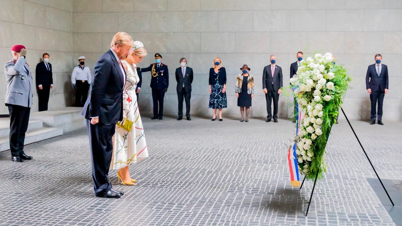 König Willem-Alexander und Königin Máxima bei einer Kranzniederlgung in der Neuen Wache, der zentralen Gedenkstätte der Bundesrepublik Deutschland für die Opfer der Kriege und der Gewaltherrschaft. König Willem-Alexander und Königin Máxima bei einer Kranzniederlgung in der Neuen Wache, der zentralen Gedenkstätte der Bundesrepublik Deutschland für die Opfer der Kriege und der Gewaltherrschaft.