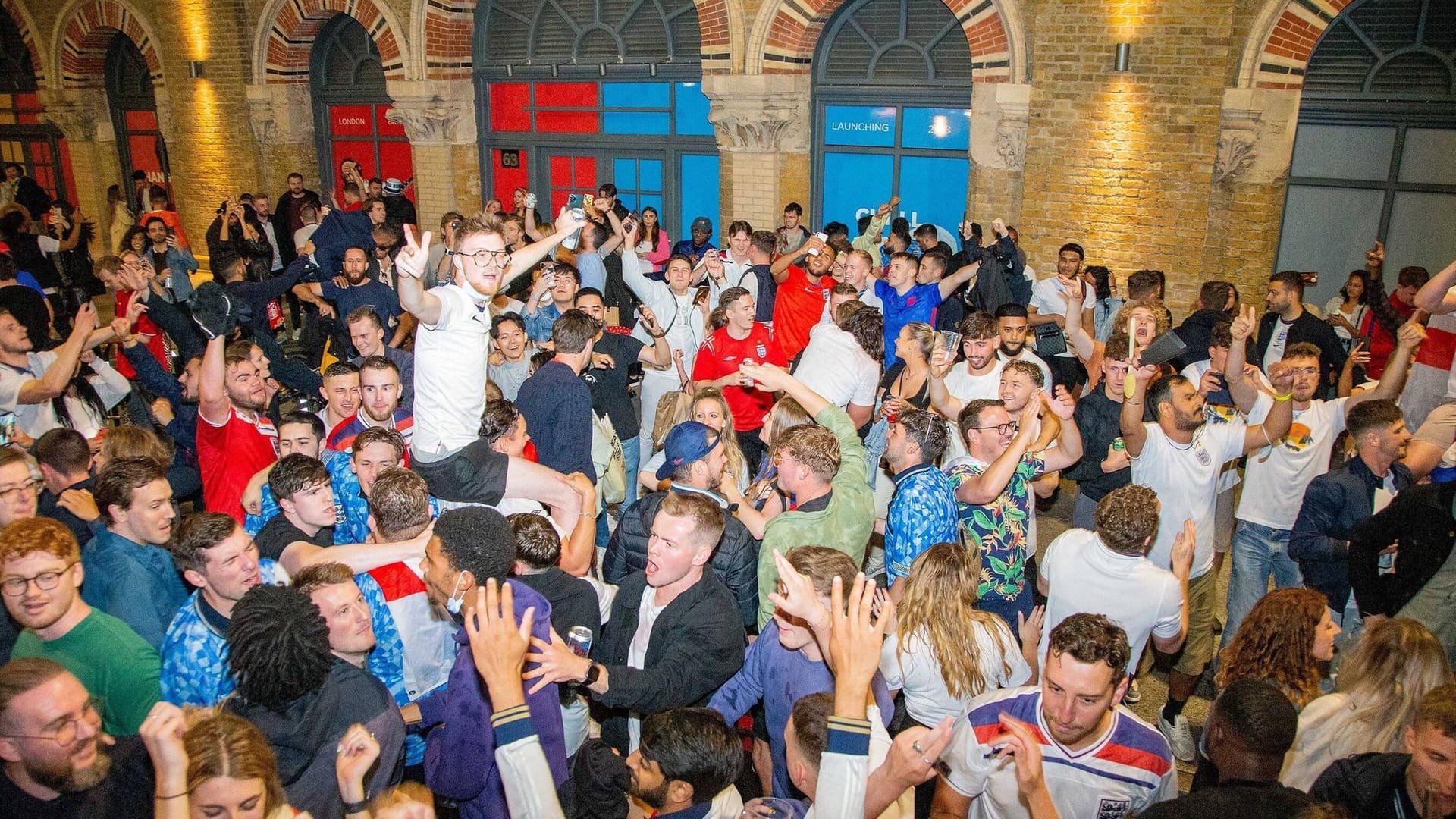 Fußballfans feiern in London.