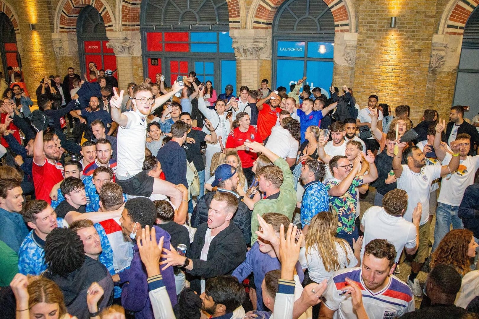 Fußballfans feiern in London.