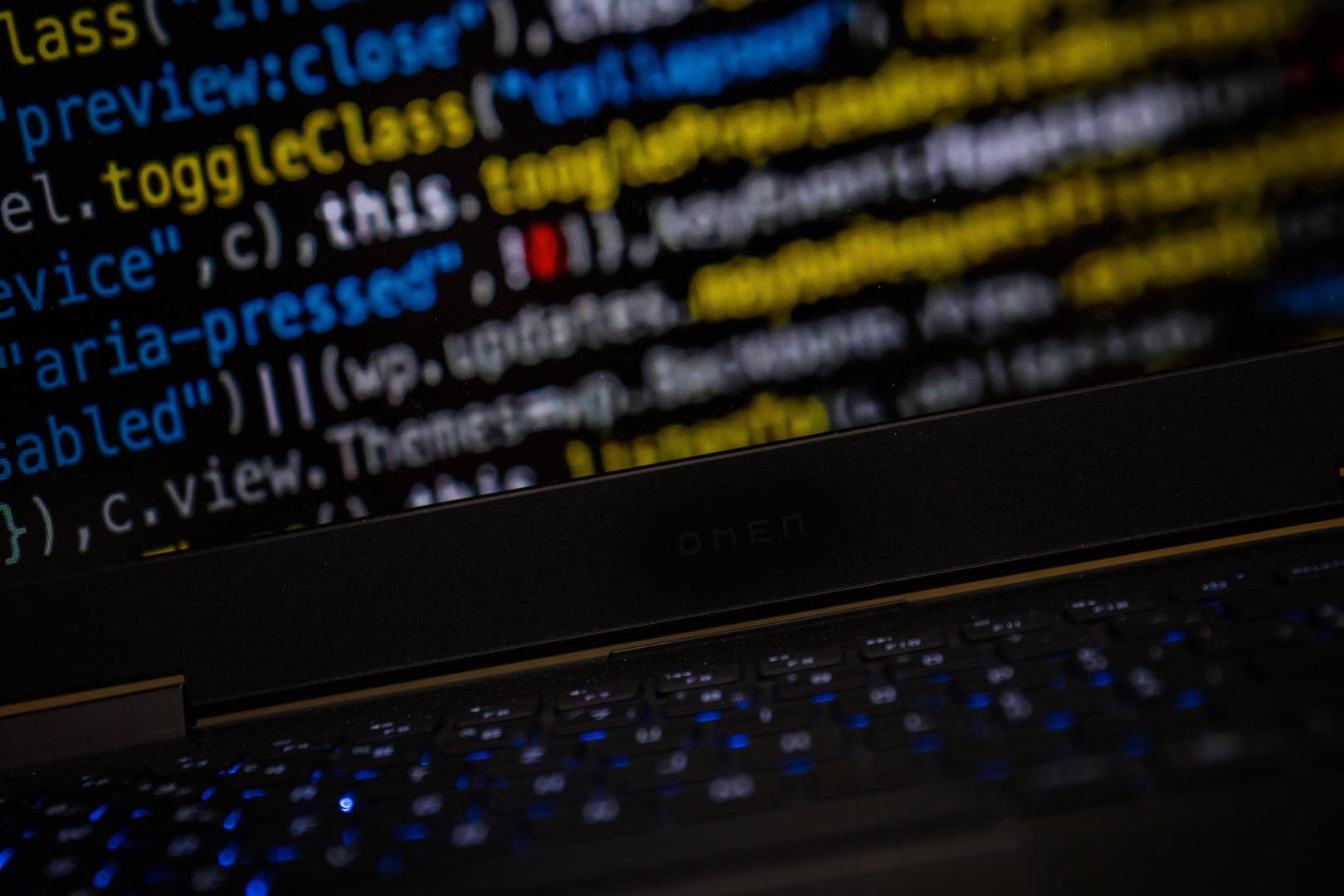 Hacker (Symbolbild) haben bei einem Angriff in den USA tausende Computer lahmgelegt.