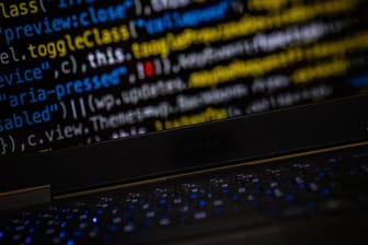 Hacker (Symbolbild) haben bei einem Angriff in den USA tausende Computer lahmgelegt.