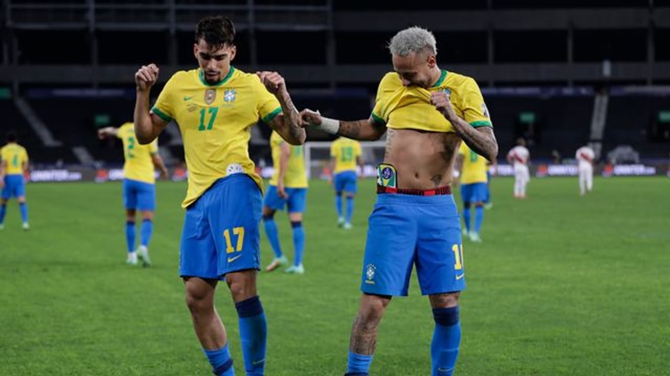 Brasiliens Lucas Paqueta (l) feiert mit Teamkollege Neymar nach dem Führungstreffer seiner Mannschaft.