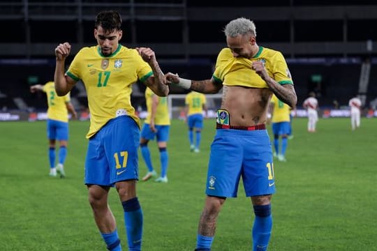 Brasiliens Lucas Paqueta (l) feiert mit Teamkollege Neymar nach dem Führungstreffer seiner Mannschaft.