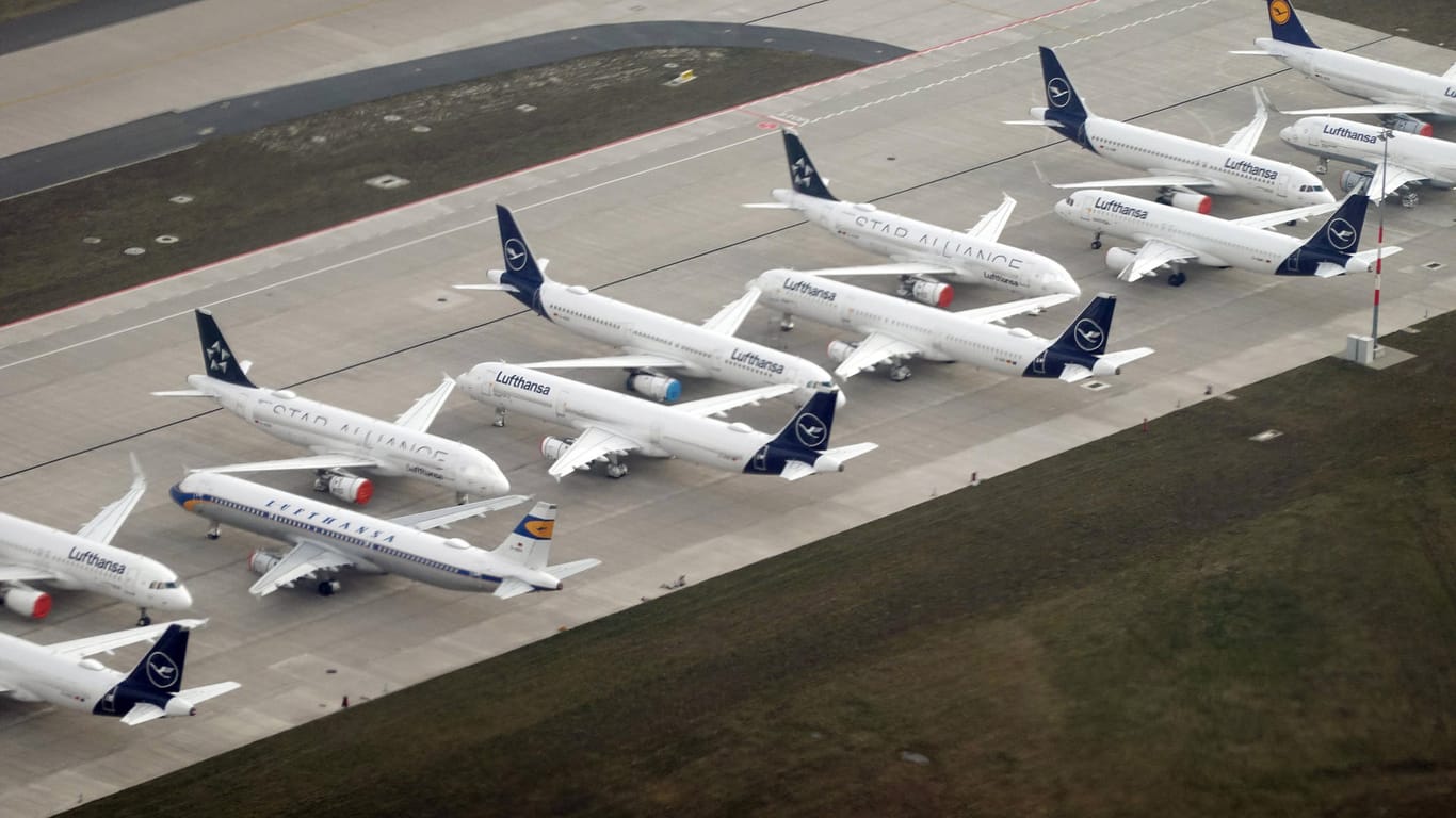 Lufthansa-Maschinen sind auf dem BER-Flughafen geparkt (Archivbild). Die Allianz warnt vor Schäden an den Maschinen.
