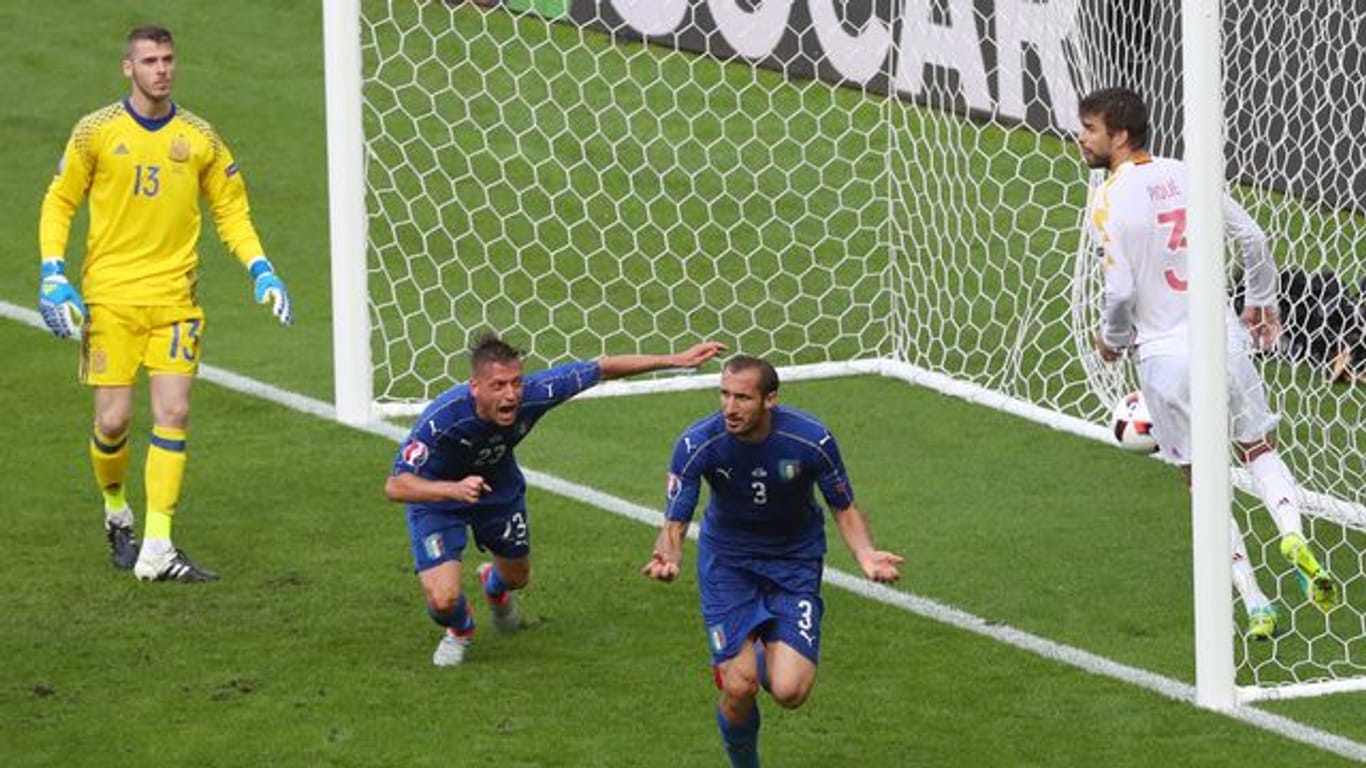Italien überrascht 2016 den Titelverteidiger - und wirft ihn im Achtelfinale aus dem Turnier.