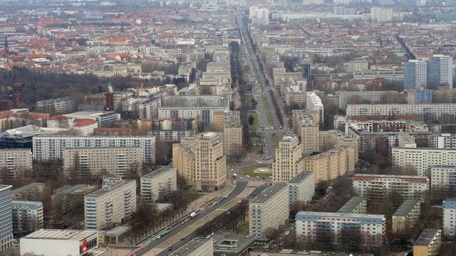 Blick aus dem Fernsehturm am Alexanderplatz auf die östliche Innenstadt mit der Karl-Marx-Allee in Richtung Frankfurter Allee (Archivbild): Die Straße in von hohen Wohngebäuden geplant. Blick aus dem Fernsehturm am Alexanderplatz auf die östliche Innenstadt mit der Karl-Marx-Allee in Richtung Frankfurter Allee (Archivbild): Die Straße in von hohen Wohngebäuden geplant.