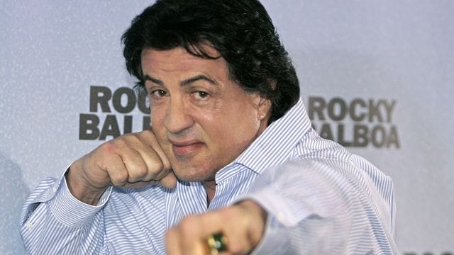 Sylvester Stallone 2007 in Boxer-Pose bei der Präsentation seines Films "Rocky Balboa".