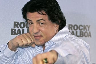 Sylvester Stallone 2007 in Boxer-Pose bei der Präsentation seines Films "Rocky Balboa".