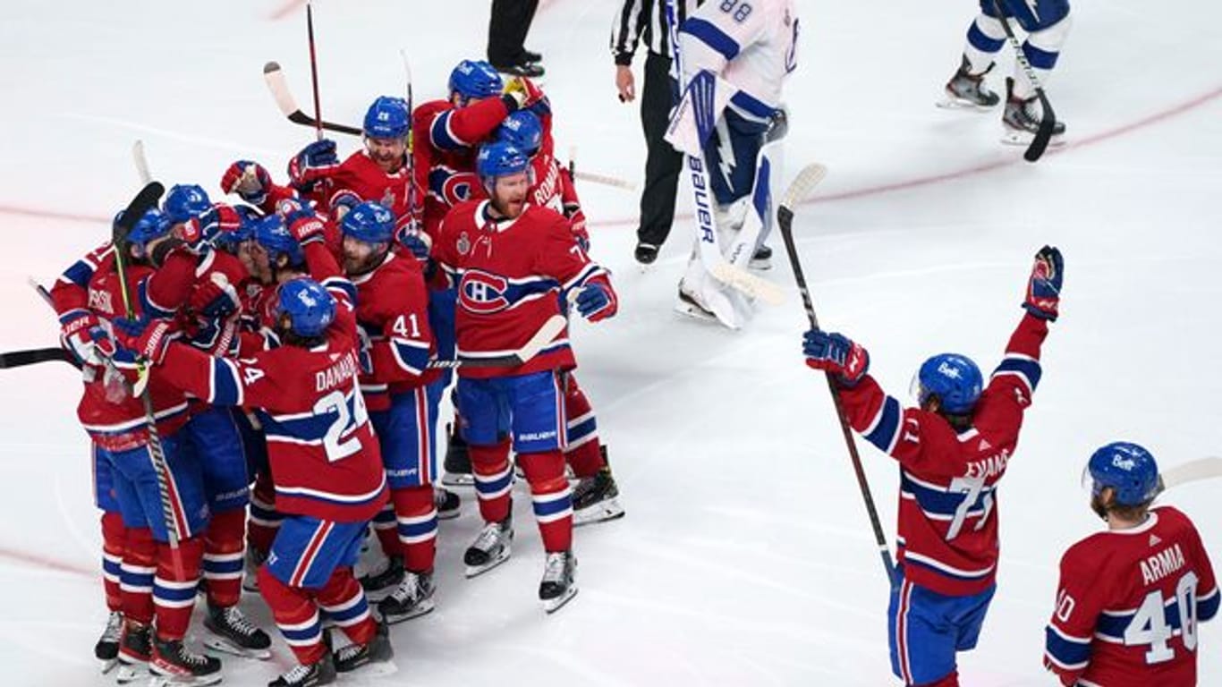 Die Spieler der Montreal Canadiens ein Tor von Josh Anderson in der Verlängerung feiern.
