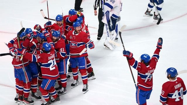 Die Spieler der Montreal Canadiens ein Tor von Josh Anderson in der Verlängerung feiern. Die Spieler der Montreal Canadiens ein Tor von Josh Anderson in der Verlängerung feiern.