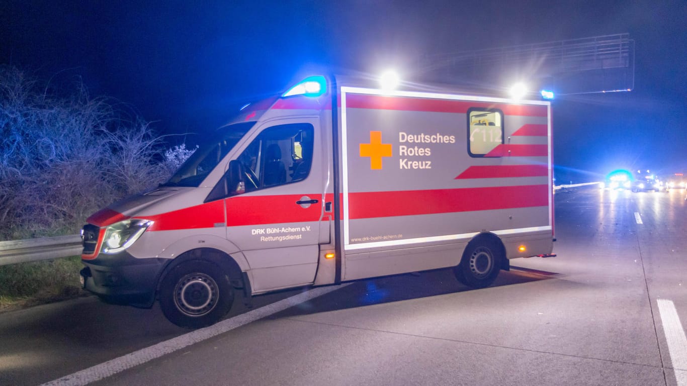 Ein Rettungswagen an einer Einsatzstelle an der Straße (Symbolbild): Bei Leipzig ist ein Autofahrer unter Drogeneinfluss verunglückt.