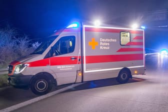 Ein Rettungswagen an einer Einsatzstelle an der Straße (Symbolbild): Bei Leipzig ist ein Autofahrer unter Drogeneinfluss verunglückt.