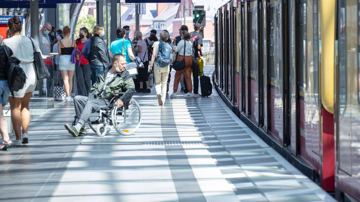 Ein Rollstuhlfahrer vor einer S-Bahn (Symbolbild): In Hamburg ist ein Mann schlafend ins Gleisbett gefallen.