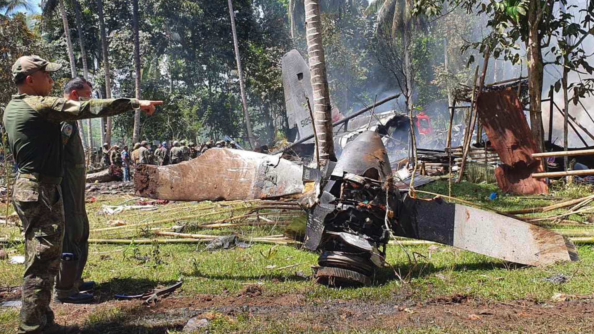 Teile des Militärflugzeugs, das über den Philippinen abstürzte: Die Blackbox zeichnet Gespräche der Piloten auf und ist auch nach einem Absturz oft noch intakt. Teile des Militärflugzeugs, das über den Philippinen abstürzte: Die Blackbox zeichnet Gespräche der Piloten auf und ist auch nach einem Absturz oft noch intakt.