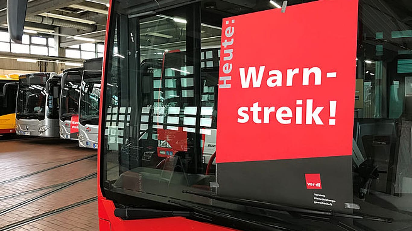 Ein Karlsruher Bus mit "Warnstreik"-Schild (Archivbild): Beschäftigte im privaten Omnibusgewerbe streiken.