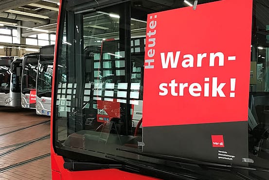 Ein Karlsruher Bus mit "Warnstreik"-Schild (Archivbild): Beschäftigte im privaten Omnibusgewerbe streiken.