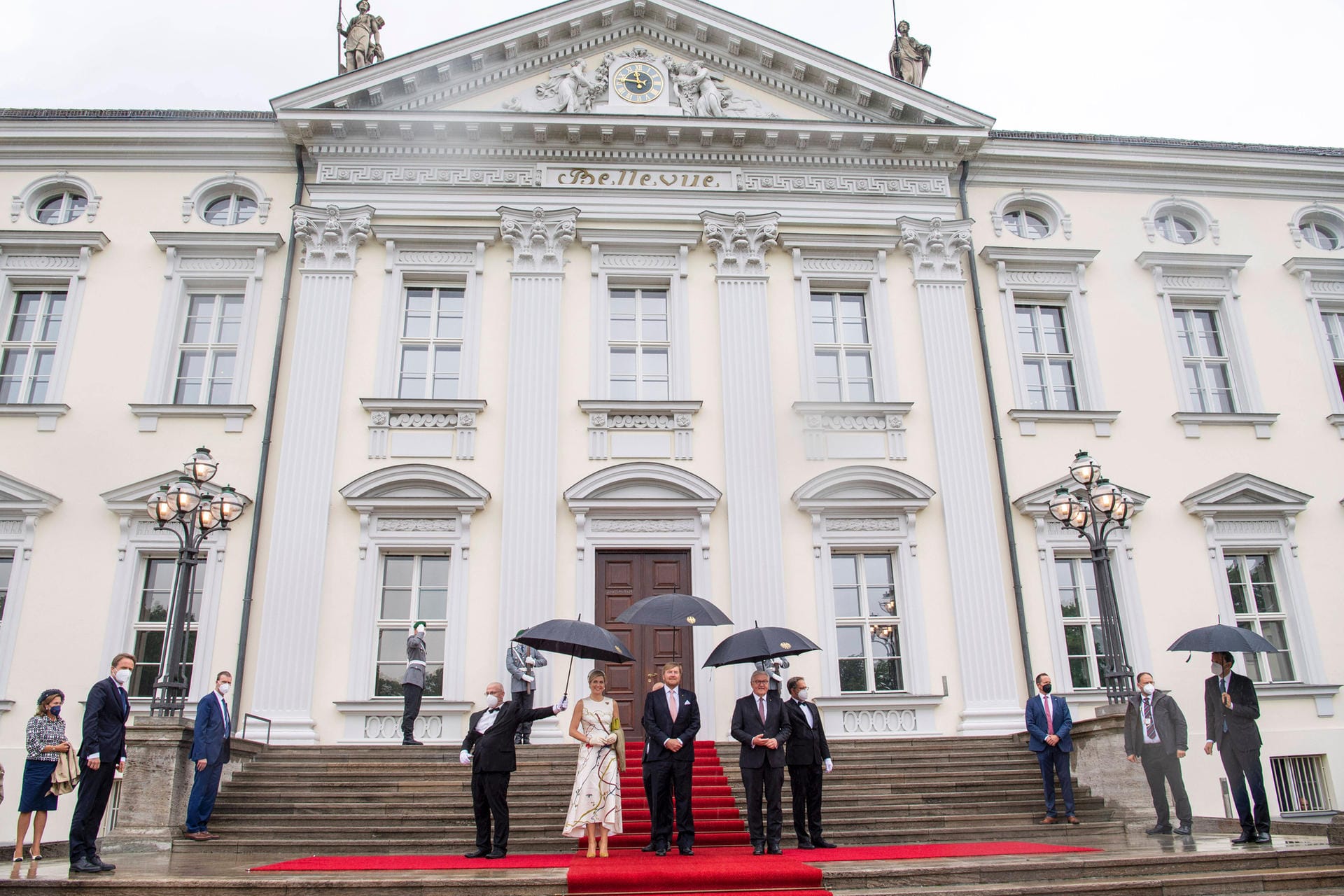 Im Schloss Bellevue wird das niederländische Königspaar von Frank-Walter Steinmeier und dessen Frau Elke Budenbender empfangen.