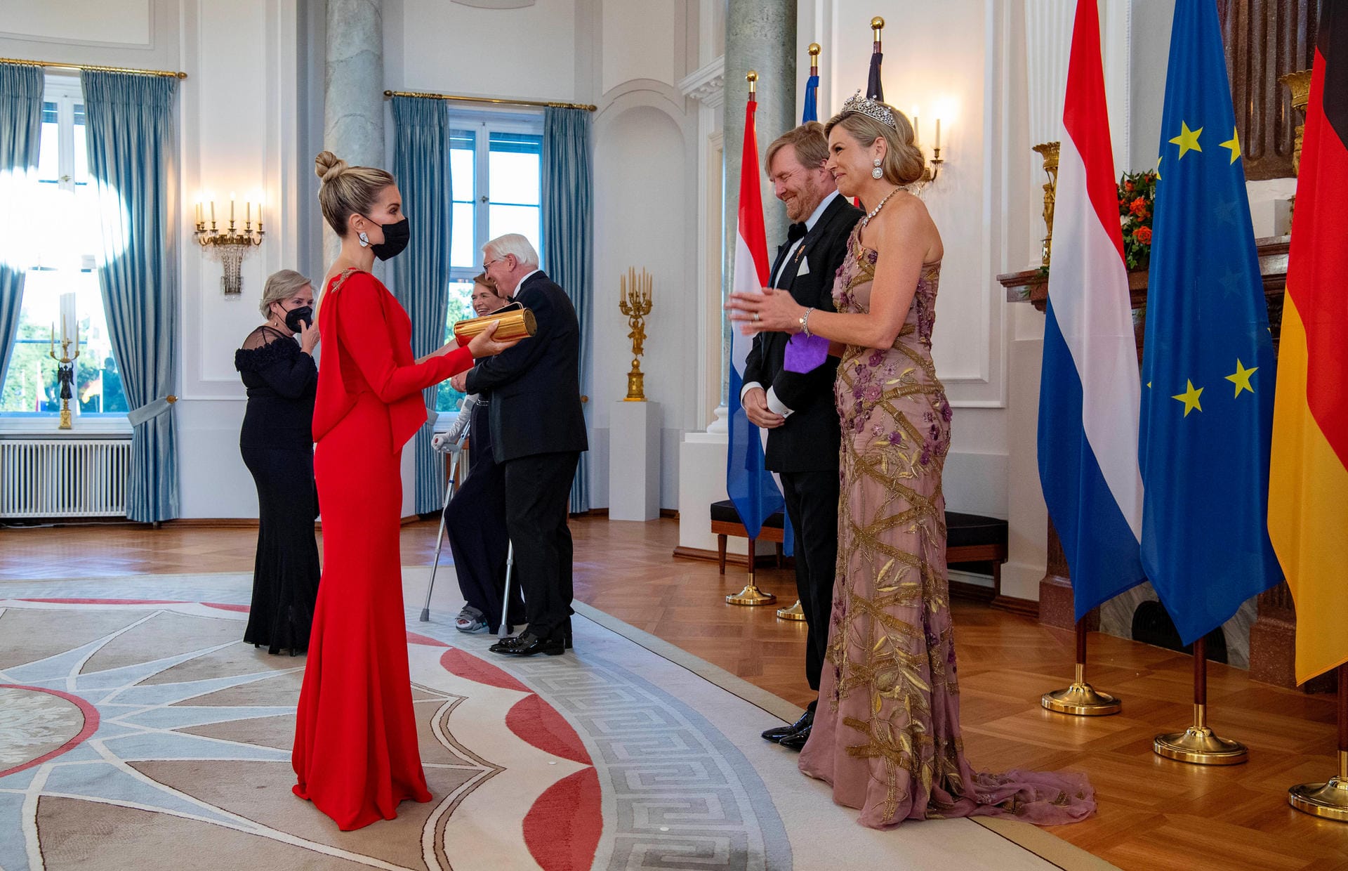 Auch die niederländische Moderatorin Sylvie Meis begrüßt Königin Máxima und König Willem-Alexander.