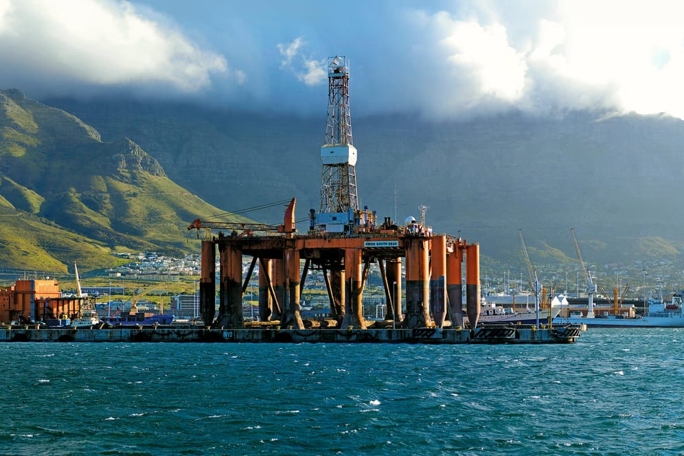 Ölbohrinsel vor Kapstadt (Symbolbild): Aufgrund von Unstimmigkeiten bei der Opec+ steigen die Ölpreise auf neue Höchstwerte.