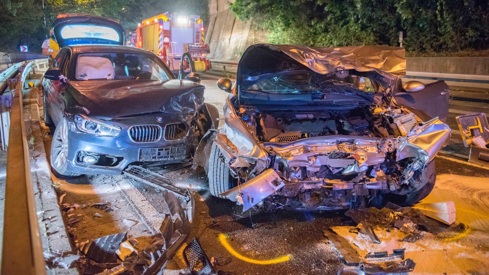 Die beiden zerstörten Autos in Brühl: In der Kurve war der Alfa Romeo in den Gegenverkehr geschleudert. Die beiden zerstörten Autos in Brühl: In der Kurve war der Alfa Romeo in den Gegenverkehr geschleudert.