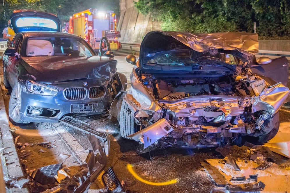 Die beiden zerstörten Autos in Brühl: In der Kurve war der Alfa Romeo in den Gegenverkehr geschleudert.