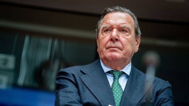 Gerhard Schröder kritisiert die UEFA wegen der Zulassung von großen Zuschauerzahlen.