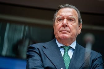 Gerhard Schröder kritisiert die UEFA wegen der Zulassung von großen Zuschauerzahlen.