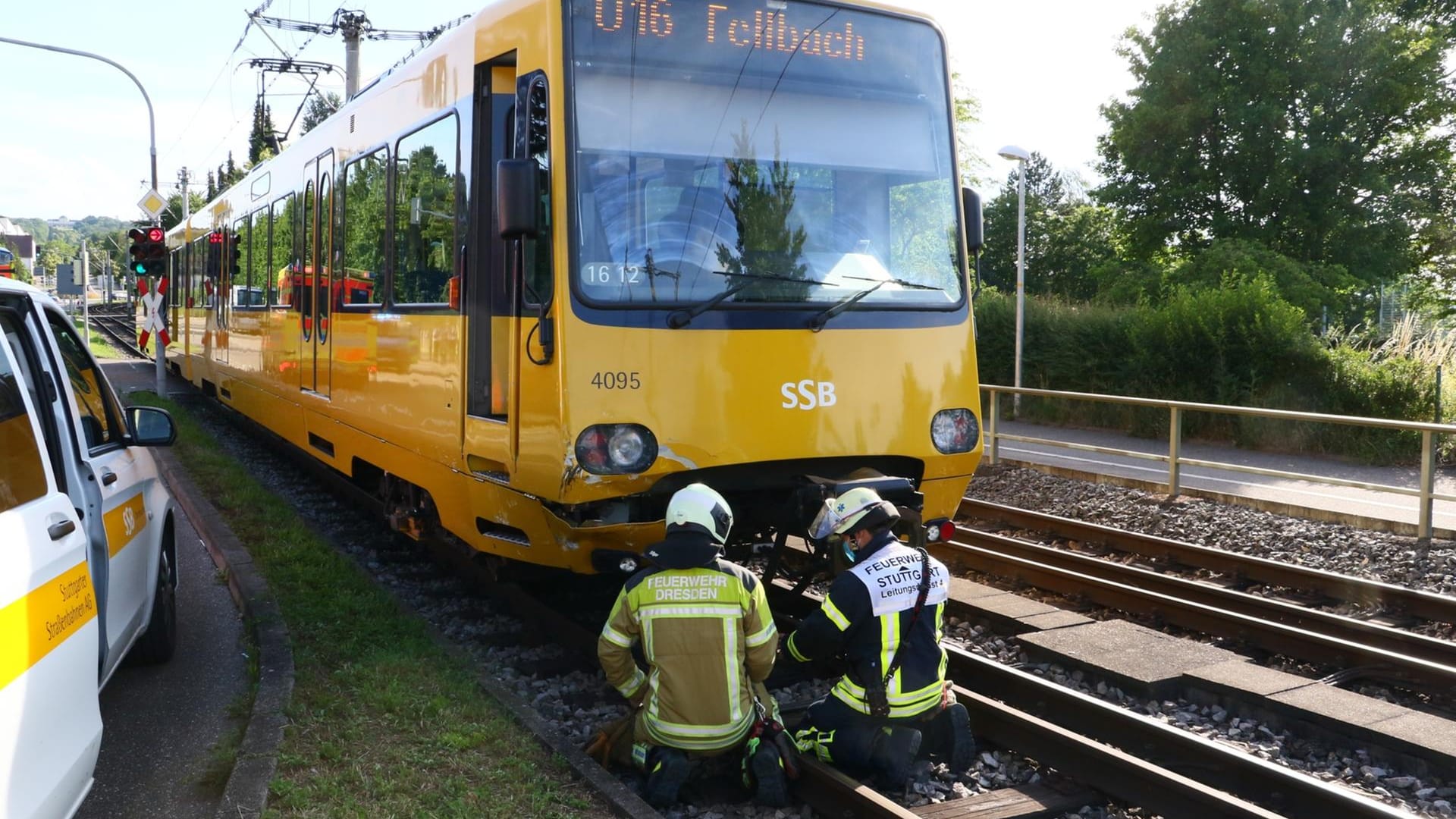 Zwei Feuerwehrleute untersuchen den Schaden an der Stadtbahn: Die Bahn ist mit einem Pkw kollidiert. Zwei Feuerwehrleute untersuchen den Schaden an der Stadtbahn: Die Bahn ist mit einem Pkw kollidiert.