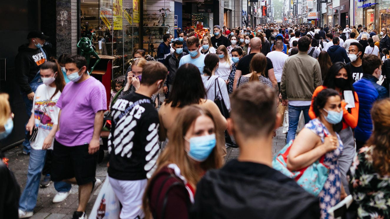 Hohe Straße in Köln: Noch wird hier Maske getragen, das könnte sich bald ändern.