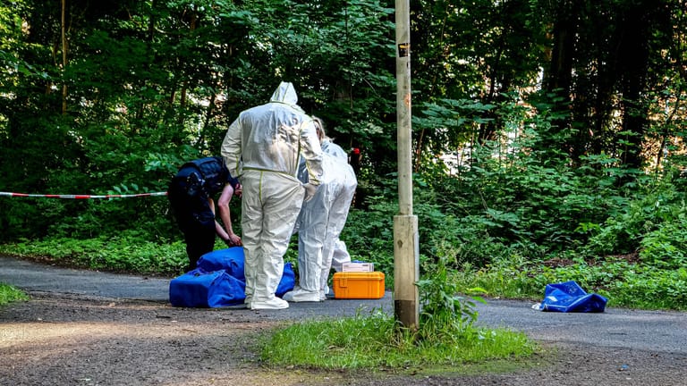Spurensicherer von der Polizei in Hannover: In einer Parkanlage in Hannover ist eine tote Person entdeckt worden.
