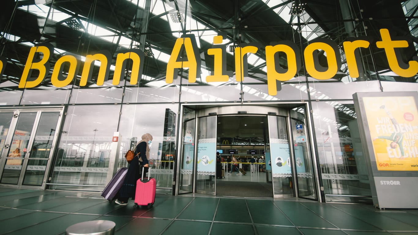 Flughafen Köln-Bonn (Symbolbild): Reisende aus Virusvariantengebieten müssen zwei Wochen in Quarantäne.