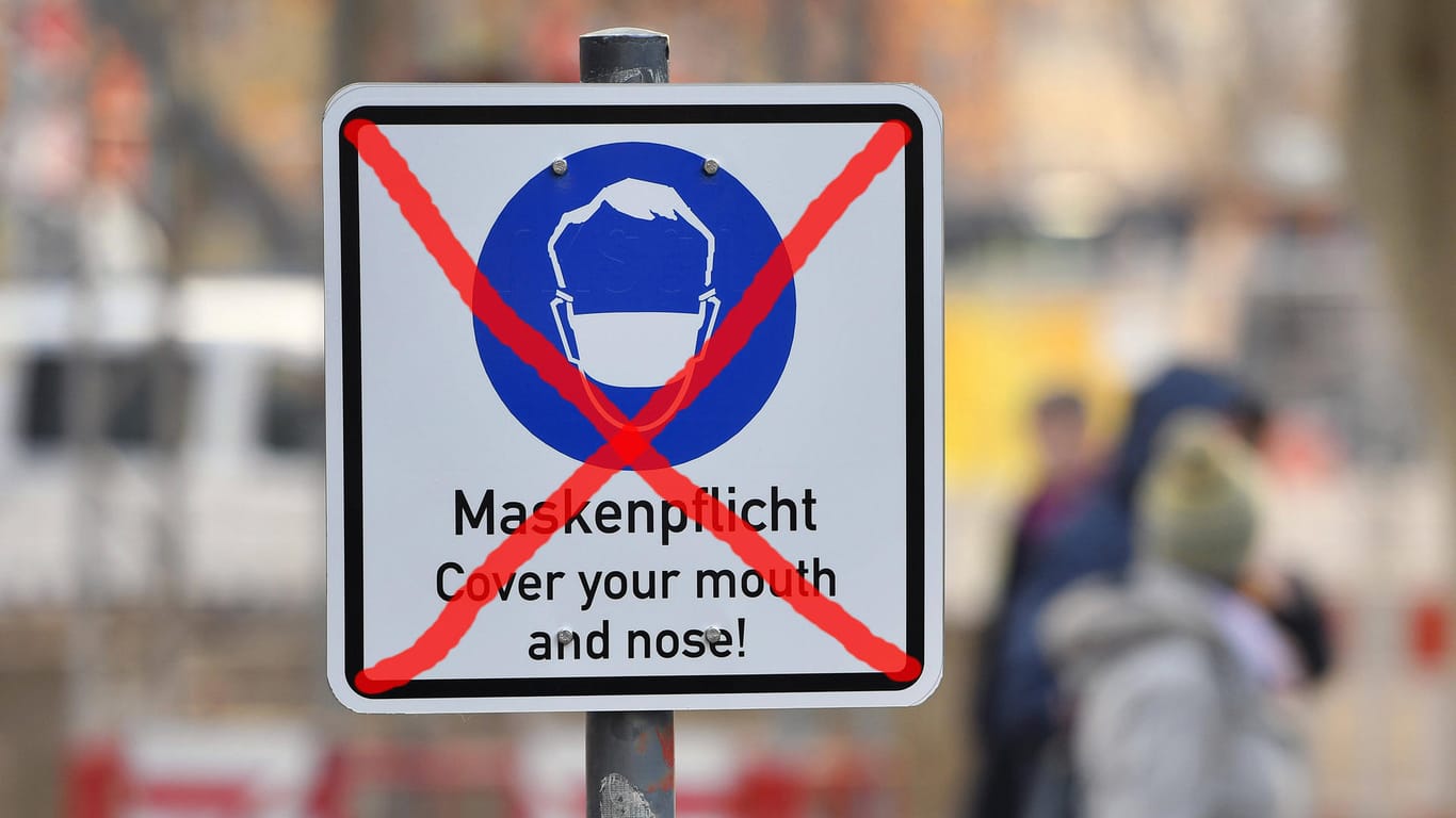Durchgestrichenes Schild mit der Aufschrift "Maskenpflicht" in einer Fußgängerzone: Bundesaußenminister Heiko Maas hatte sich für eine Aufhebung aller Maßnahmen ausgesprochen, sobald alle Bürger ein Impfangebot erhalten haben (Symbolbild).