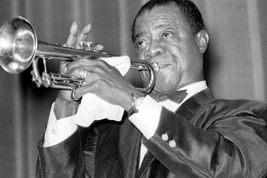 Jazz-Trompeter Louis Armstrong bei einem Konzert in Frankfurt/Main 1955.