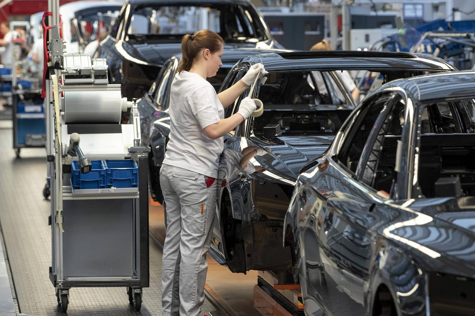 Eine Mitarbeiterin montiert Ausstattung in einer Automontagelinie (Symbolbild): Die deutsche Industrie beklagt einen Auftragseinbruch.