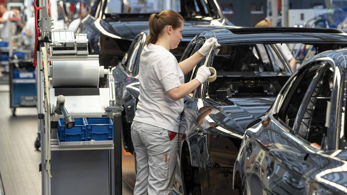 Eine Mitarbeiterin montiert Ausstattung in einer Automontagelinie (Symbolbild): Die deutsche Industrie beklagt einen Auftragseinbruch.