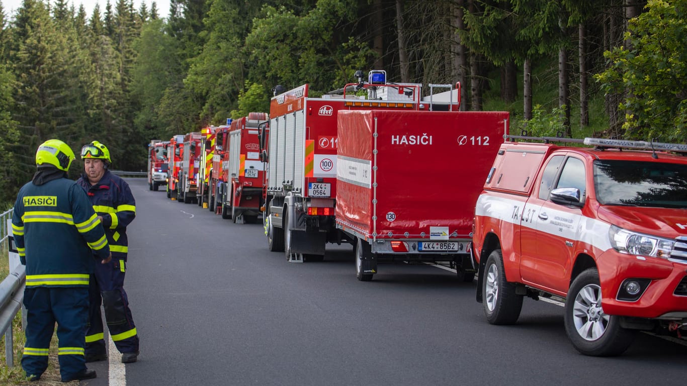 Die tschechische Feuerwehr im Einsatz: Vier Menschen wurden bei der Explosion schwer verletzt (Symbolbild).