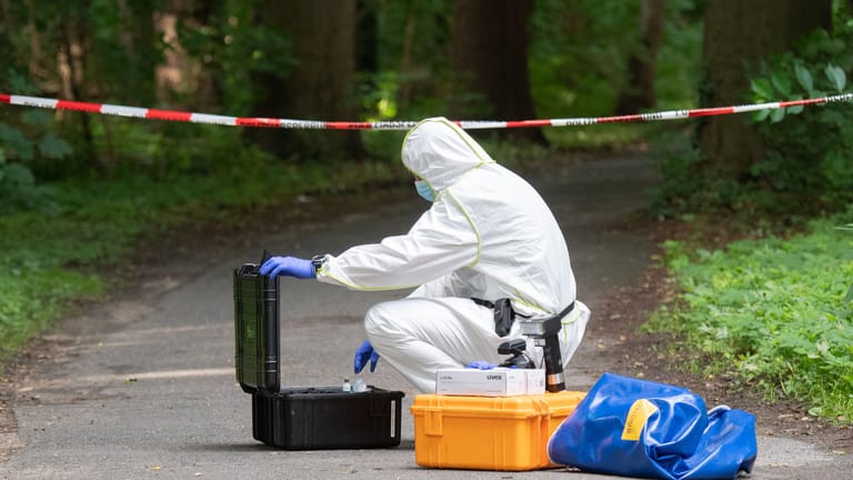 Ein Mitarbeiter der Spurensicherung der Polizei Hannover: Er nimmt im Stadtwald Eilenriede Material aus einem Koffer.
