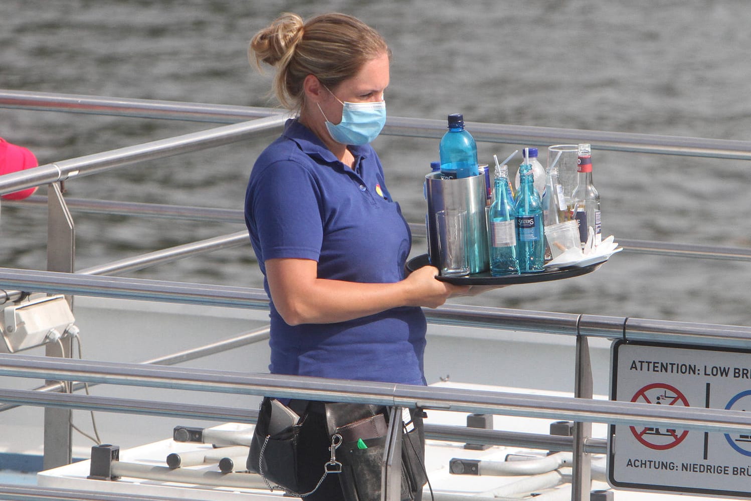 Eine Kellnerin (Symbolbild): Im Juni waren nur noch 331.000 Menschen im Gastgewerbe in Kurzarbeit.