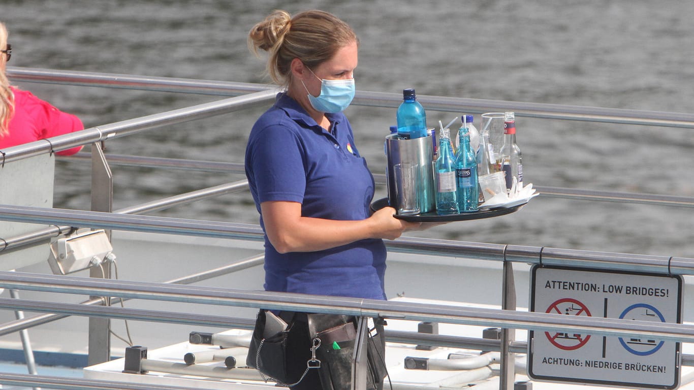 Eine Kellnerin (Symbolbild): Im Juni waren nur noch 331.000 Menschen im Gastgewerbe in Kurzarbeit.