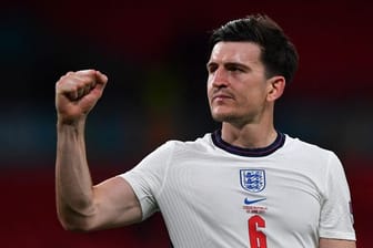 Englands Harry Maguire feiert nach Spielende den Sieg seiner Mannschaft.