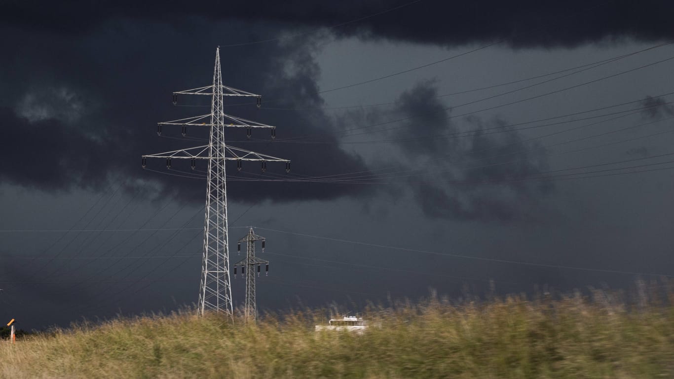 Ein Strommast vor dunklem Himmel (Symbolbild): Die Energiepreise ziehen an.