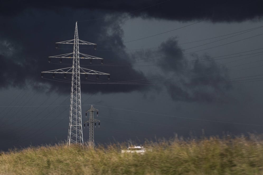 Ein Strommast vor dunklem Himmel (Symbolbild): Die Energiepreise ziehen an.
