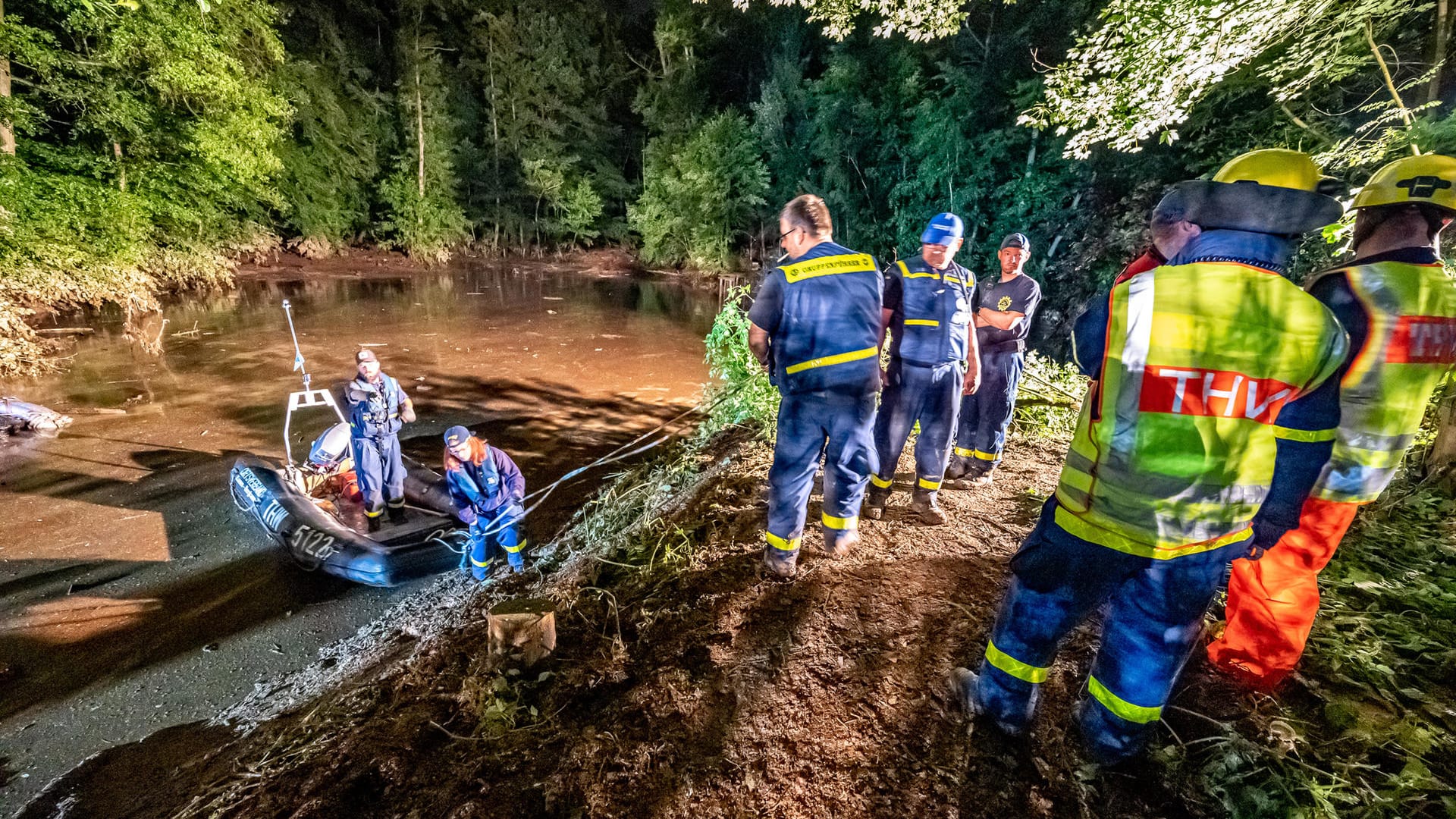 Aufgeweichter Deich in NRW: THW pumpt Teich ab