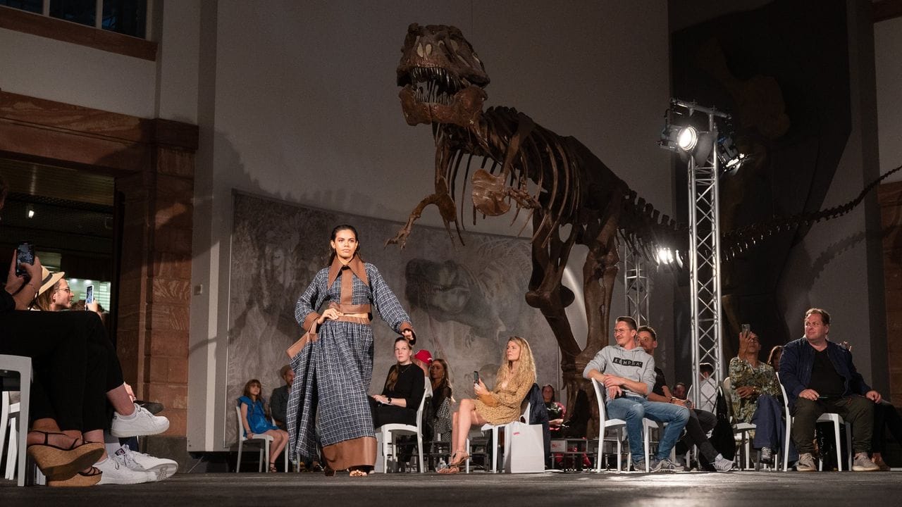 Coole Location: Show des Designers Samuel Gärtner im Senckenberg Museum vor dem Skelett eines Tyrannosaurus.