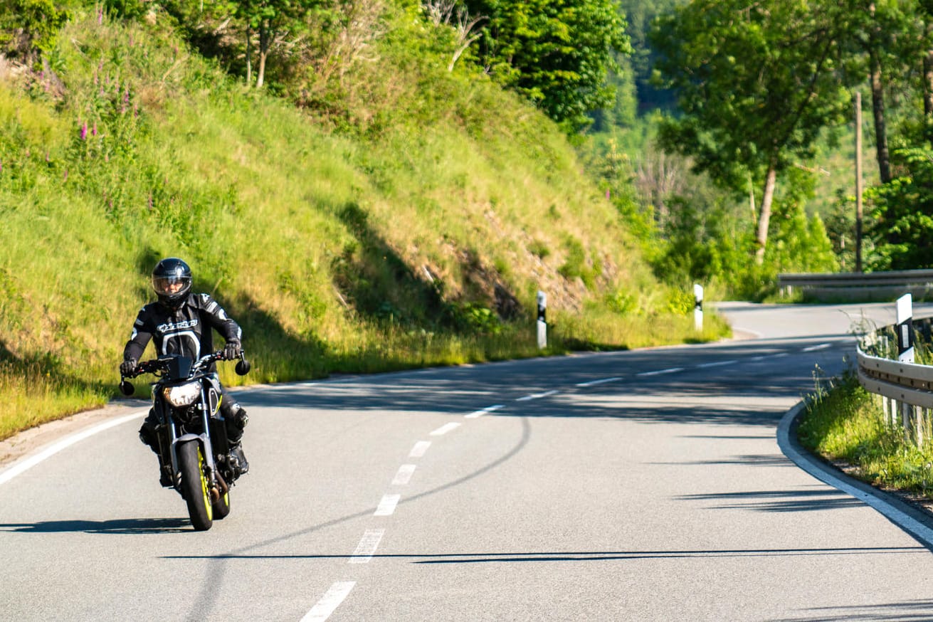 Ein Motorradfahrer unterwegs (Symbolbild): In Bremen sind die PS-stärksten Motorräder zugelassen.