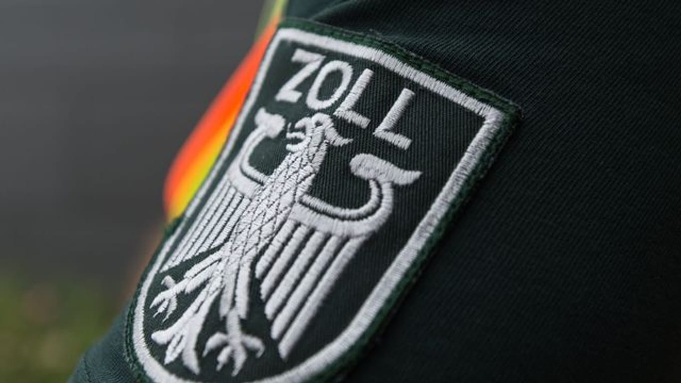 Das Wappen des Zolls ist am Ärmel eines Zollbeamten zu sehen (Symbolbild): Die illegalen Glimmstängel wurden sichergestellt.