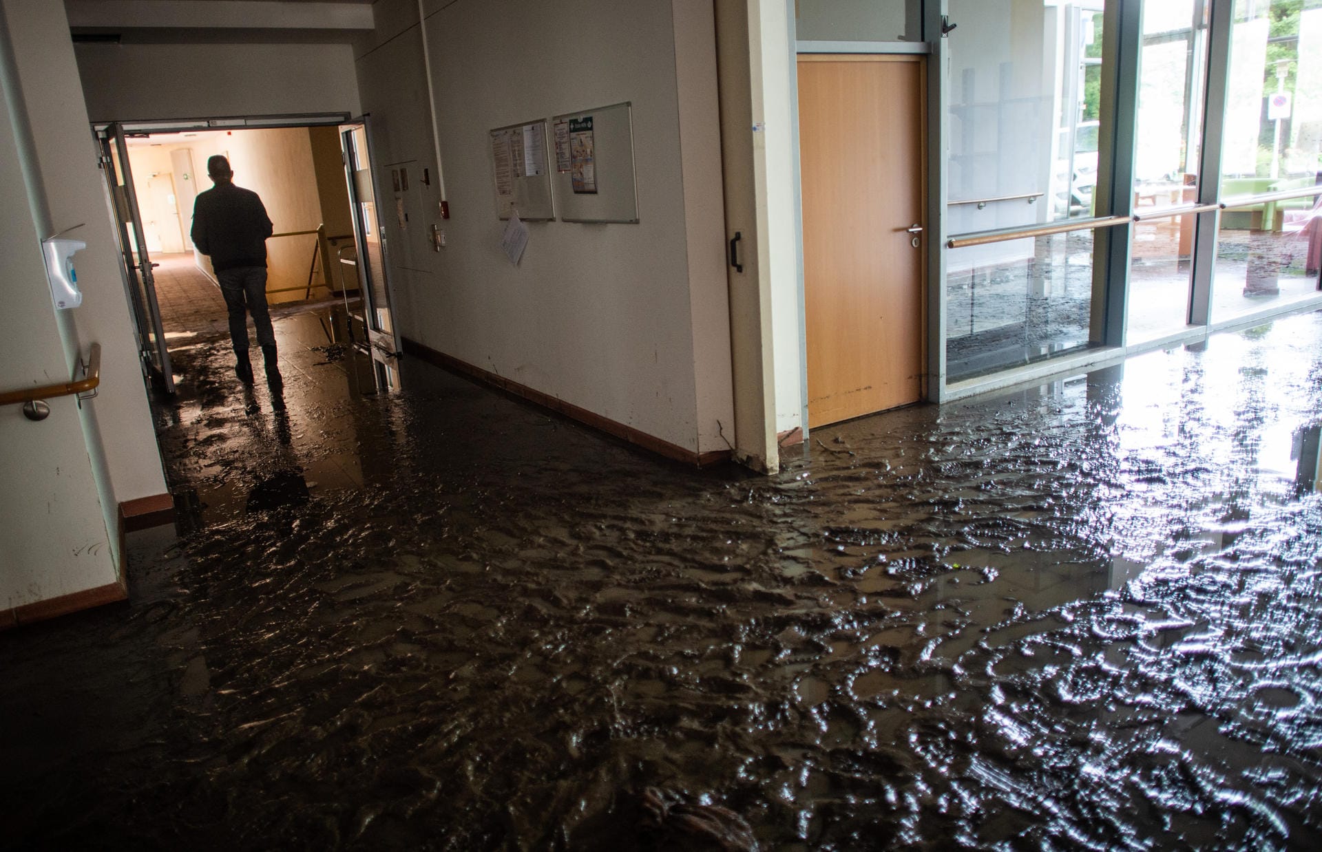 Das Neuapostolische Seniorenzentrum in Fröndenberg: Eine dicke Schlammschicht steht am Montag nach dem Unwetter im Erdgeschoss.