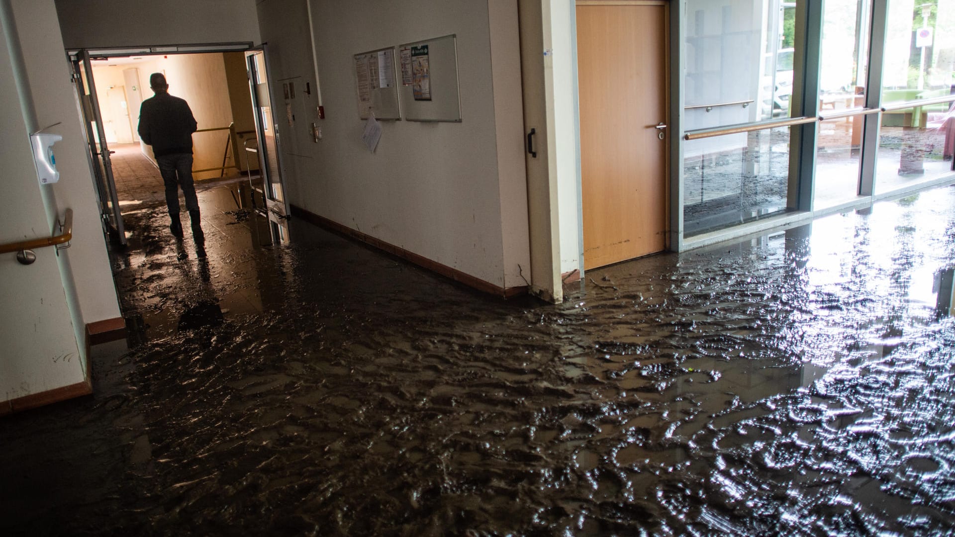 Das Neuapostolische Seniorenzentrum in Fröndenberg: Eine dicke Schlammschicht steht am Montag nach dem Unwetter im Erdgeschoss.