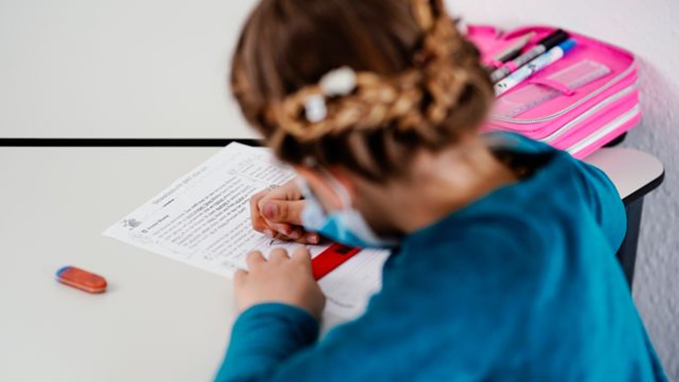 Ein achtjähriges Mädchen macht Schulaufgaben